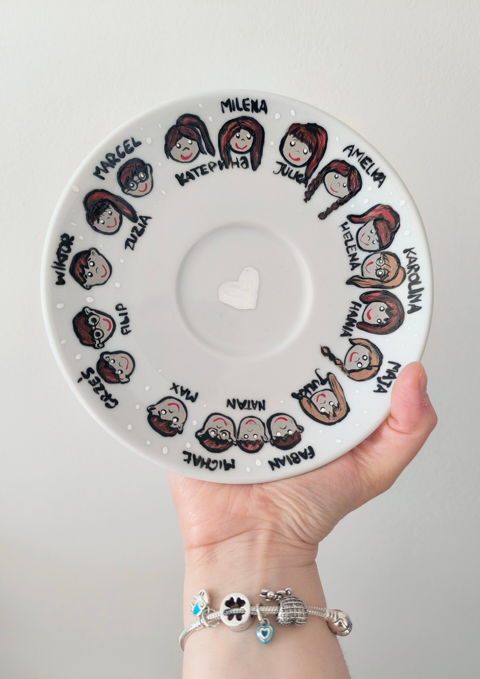 Porcelanowy kubek z motywem misiów i serc, kolorowy upominek dla dziecka.