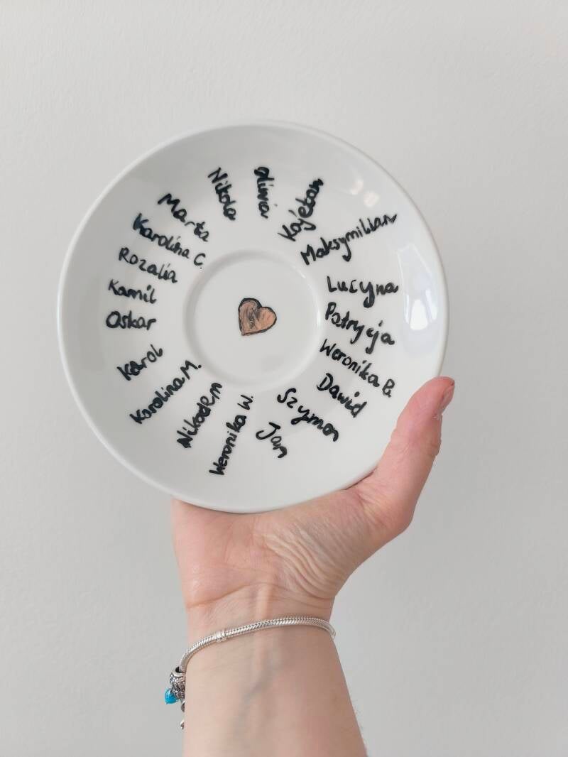 Ręcznie malowany kubek z motywem króliczka w czapce urodzinowej, idealny prezent.