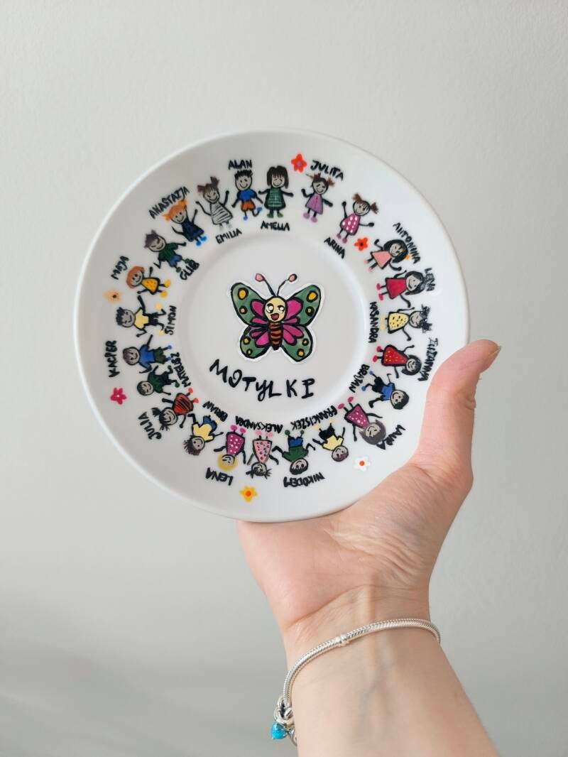 Kubek ręcznie malowany z napisem „Dzień Przedszkolaka” i motywem zwierzątek.