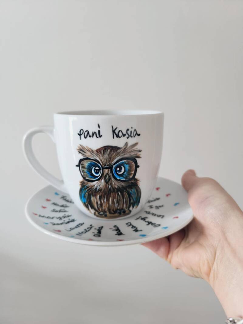 Ręcznie malowany kubek z motywem misia i kolorowych balonów, idealny prezent na Dzień Przedszkolaka.