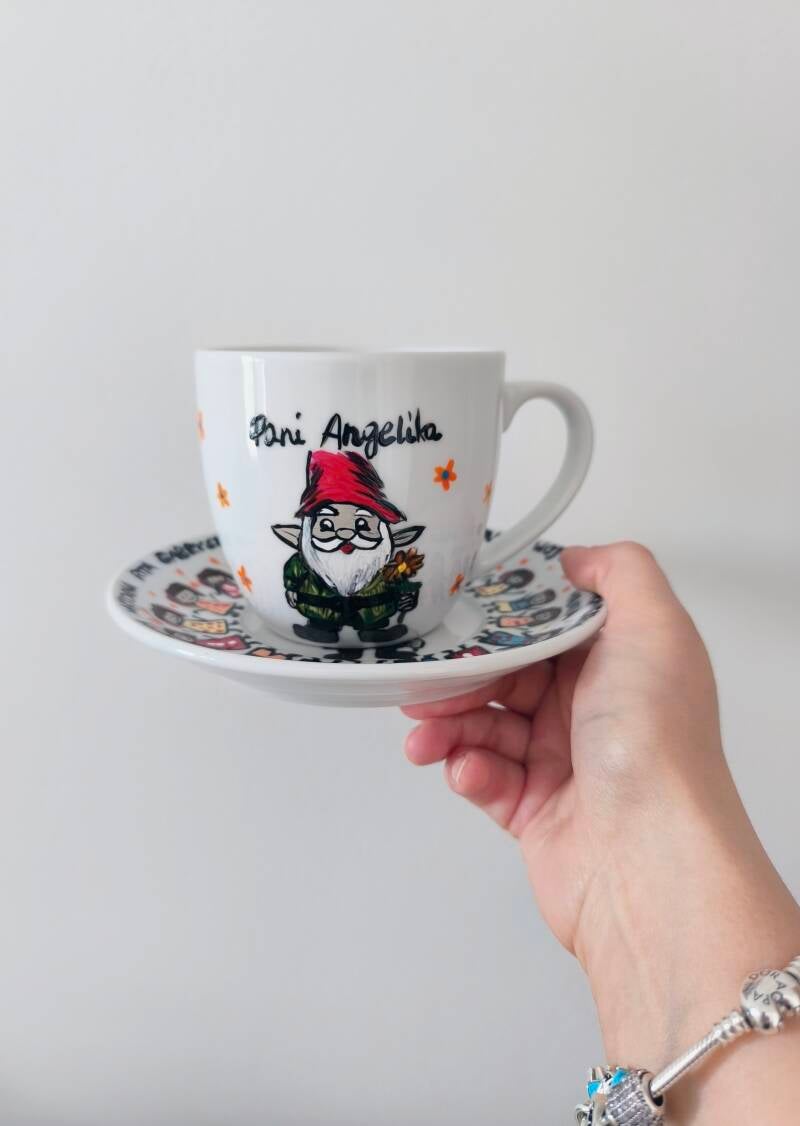 Ręcznie malowany kubek z kwiatowym motywem i napisem „Dziękujemy za wspólny rok”.