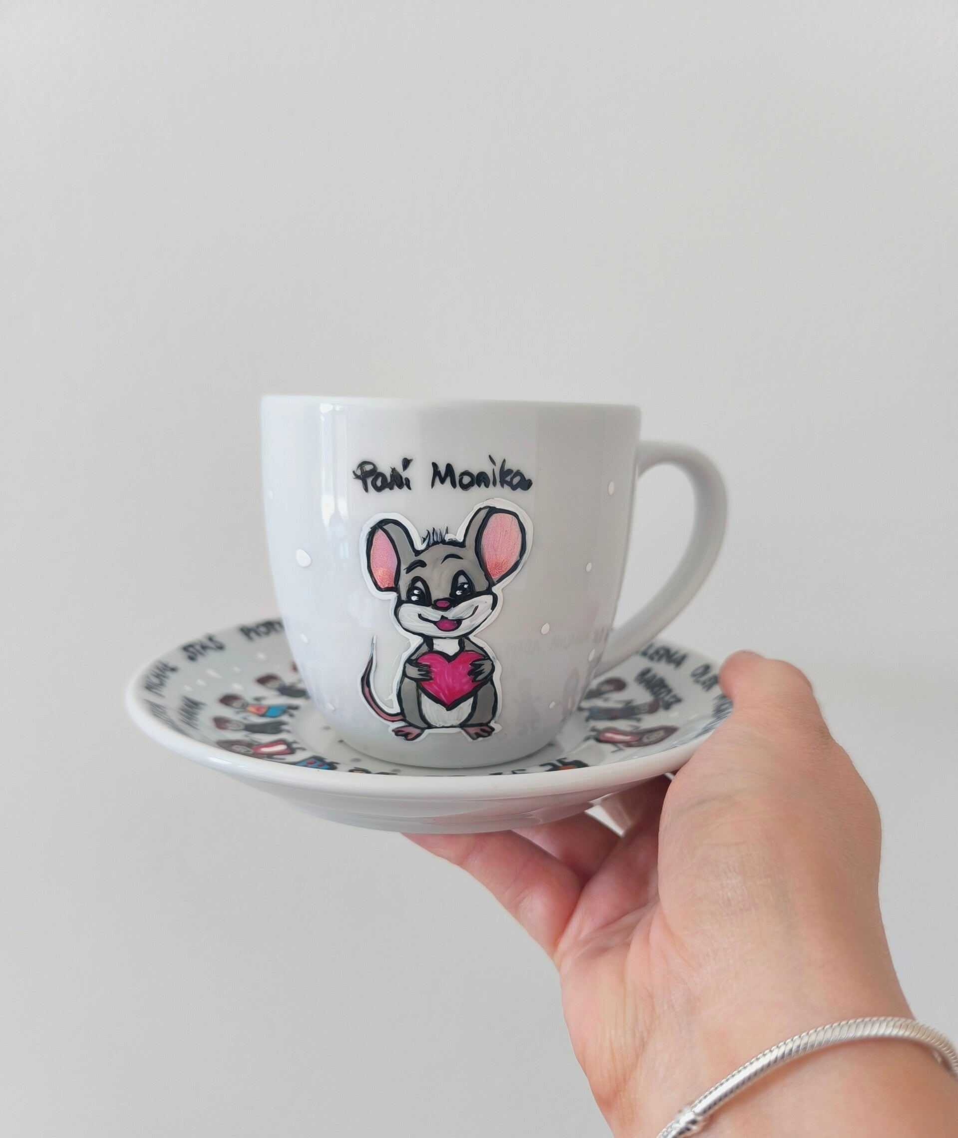 Ręcznie malowany kubek z motywem tulipanów i napisem „Do zobaczenia w przyszłym roku”.