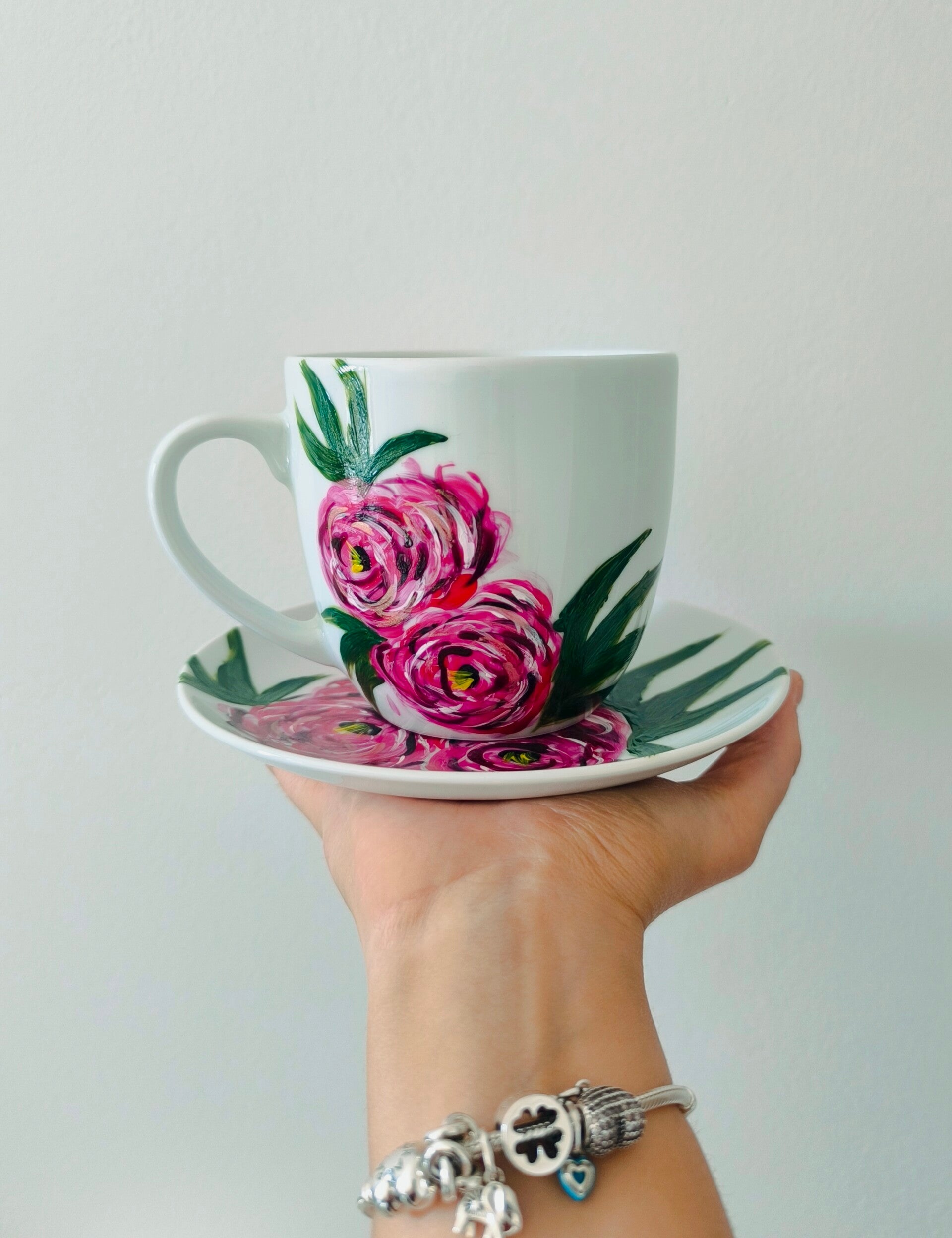 Ręcznie malowany kubek z motywem kwiatów polnych i napisem „Dziękujemy za naukę”, elegancki prezent.