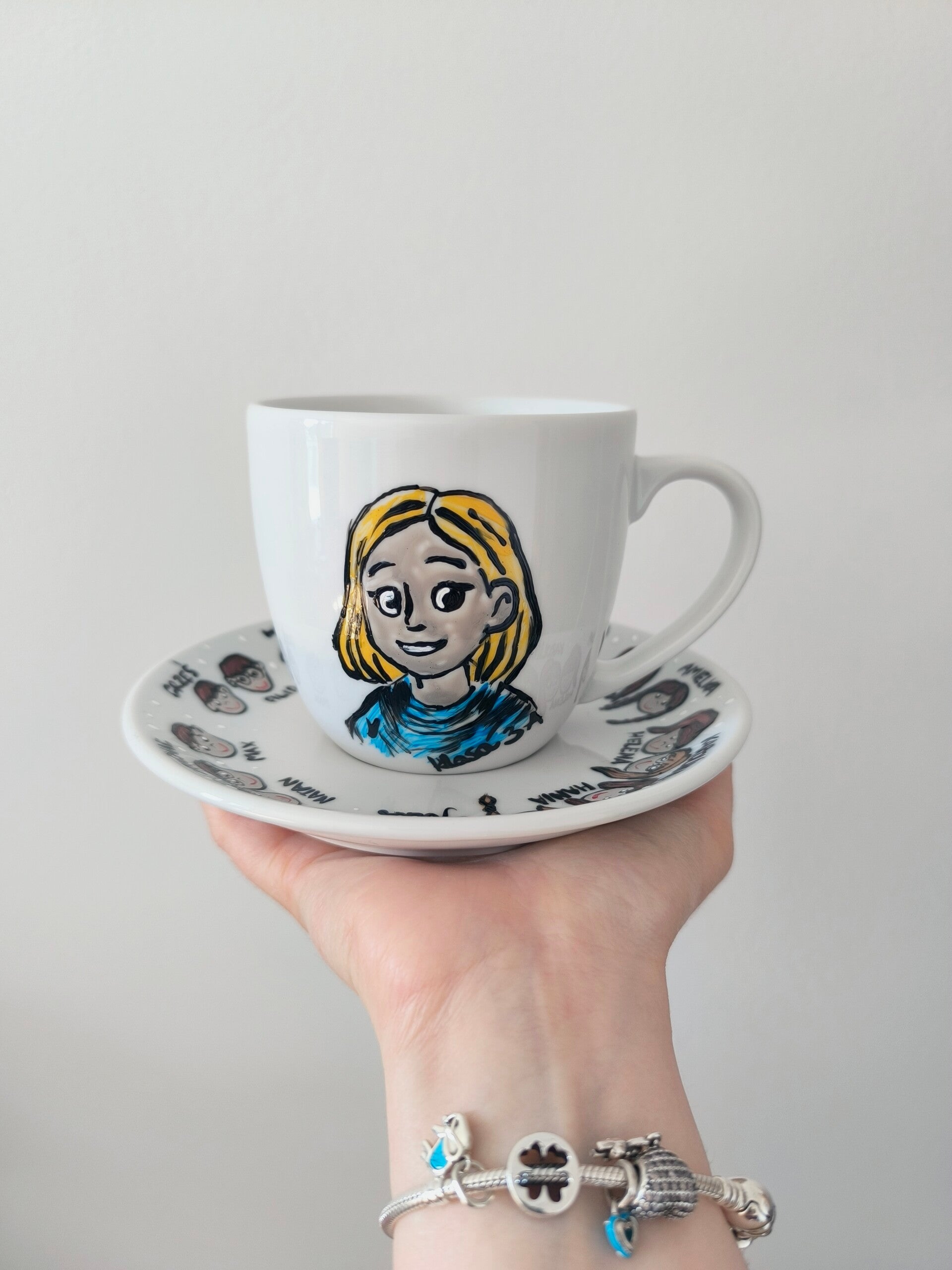 Ręcznie malowany kubek z motywem goździków i serc, prezent z podziękowaniem za cały rok.