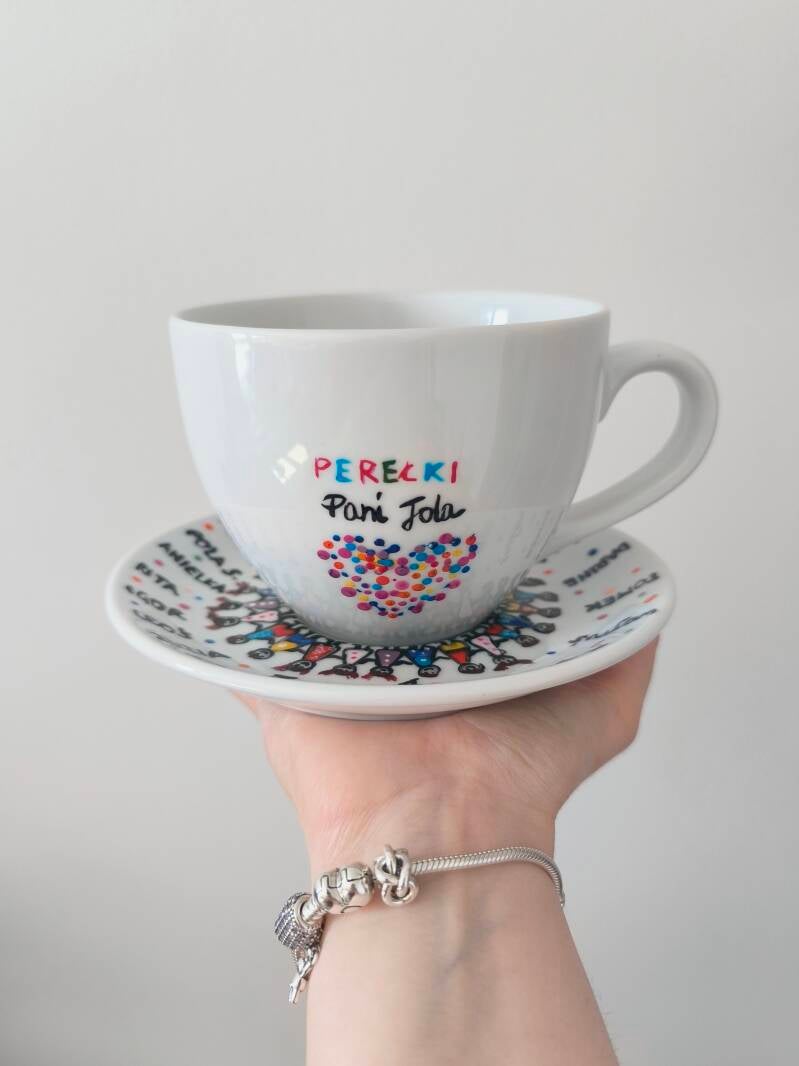 Porcelanowy kubek z motywem pastelowych kwiatów i książek, prezent dla nauczyciela.