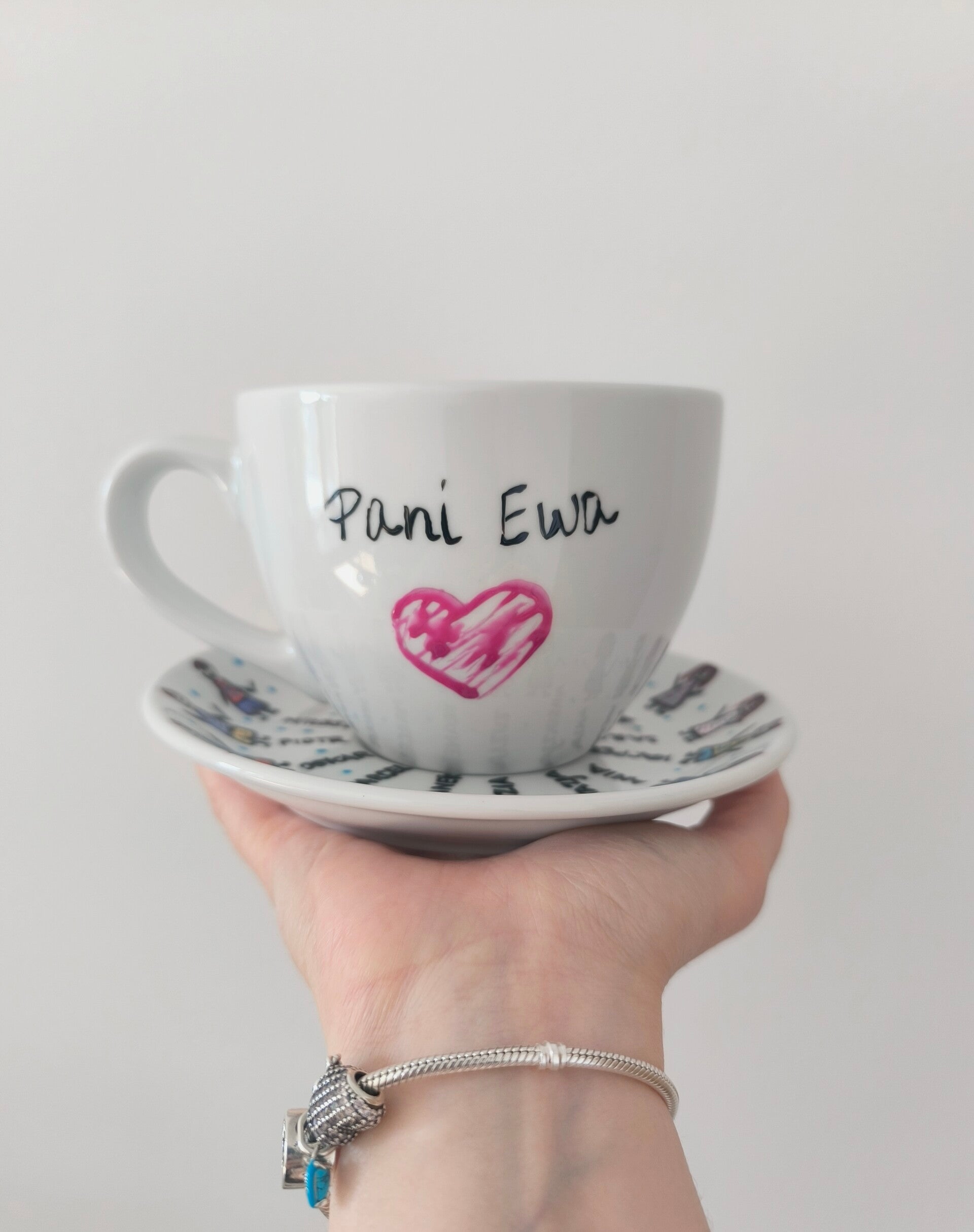 Ręcznie malowany kubek z napisem „Najlepszy nauczyciel roku”, upominek na zakończenie roku.