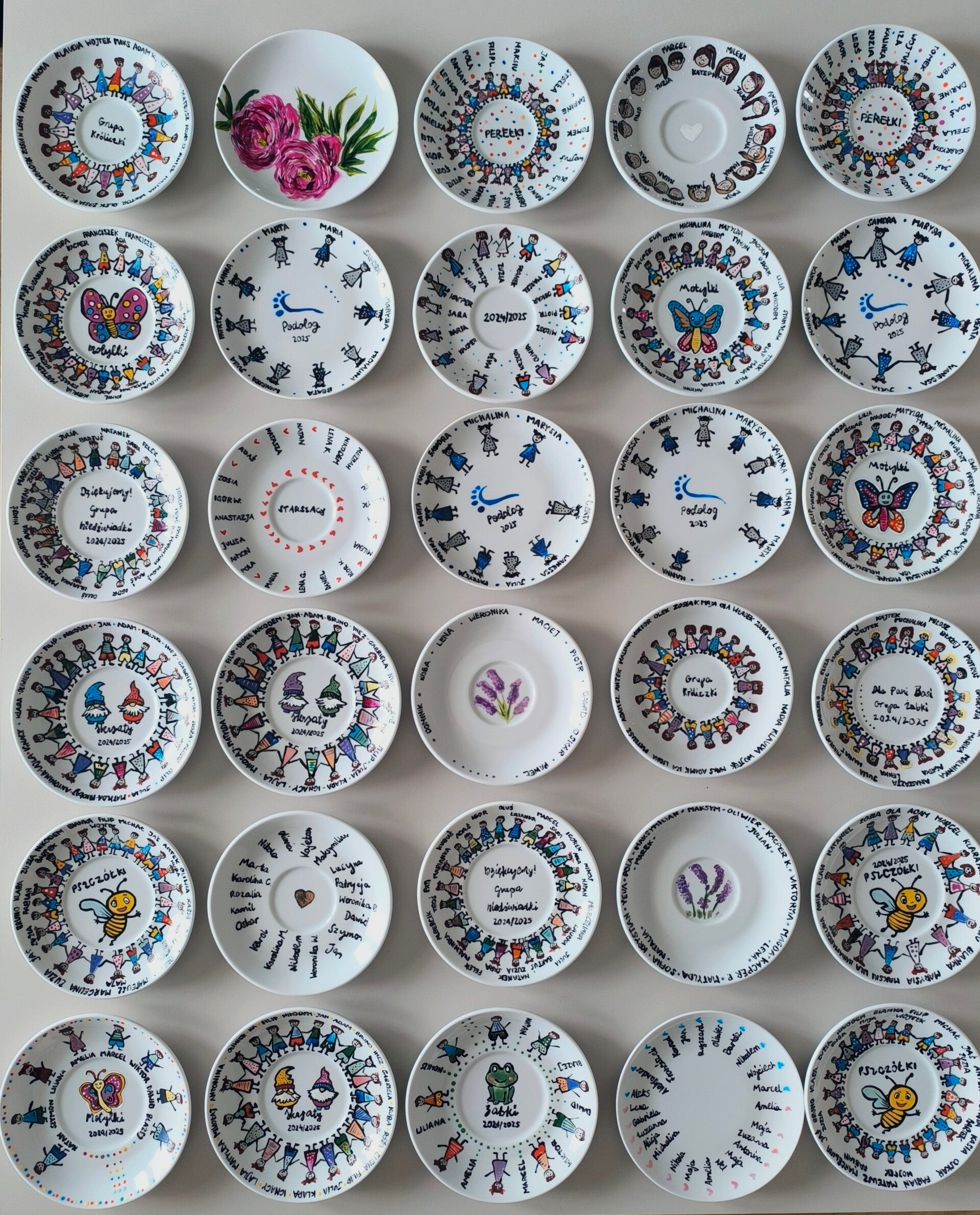 Ręcznie malowany kubek z motywem piesków i serc, prezent na koniec roku przedszkolnego.