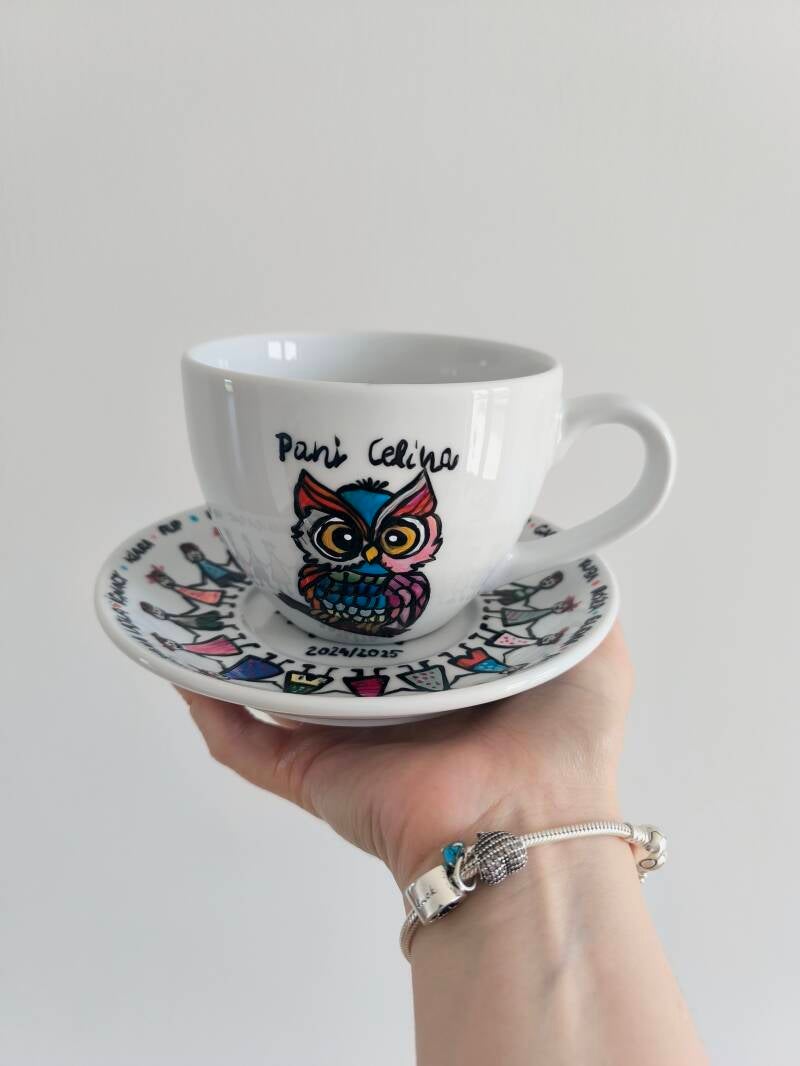 Kubek ręcznie zdobiony z motywem chabrów i kredy, idealny upominek.