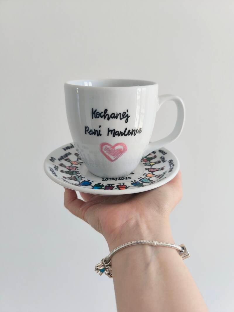 Porcelanowy kubek z motywem tulipanów i książek, elegancki prezent dla nauczyciela.