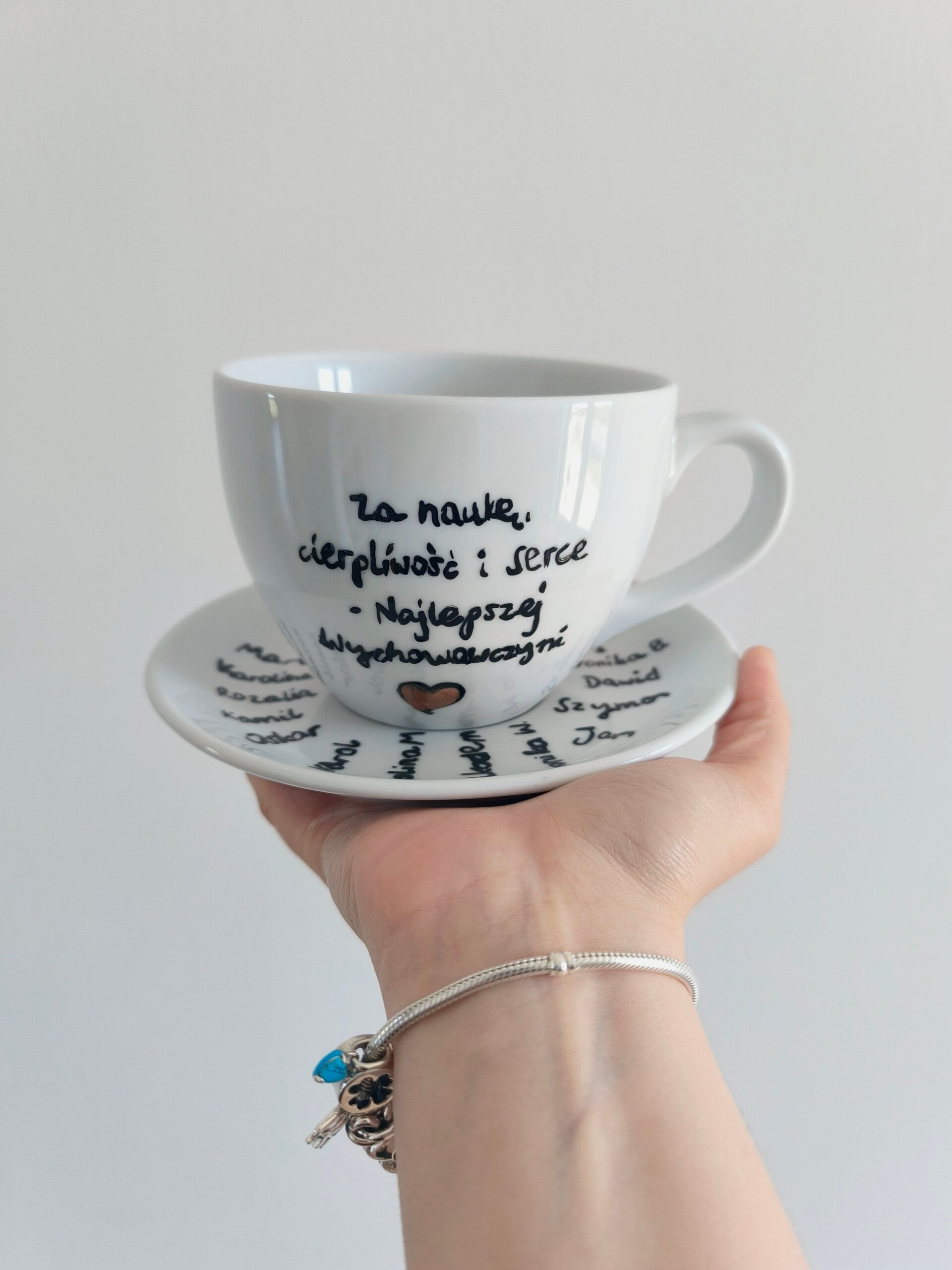 Ręcznie malowany kubek z motywem misiów i kolorowych balonów, prezent dla przedszkolaka.