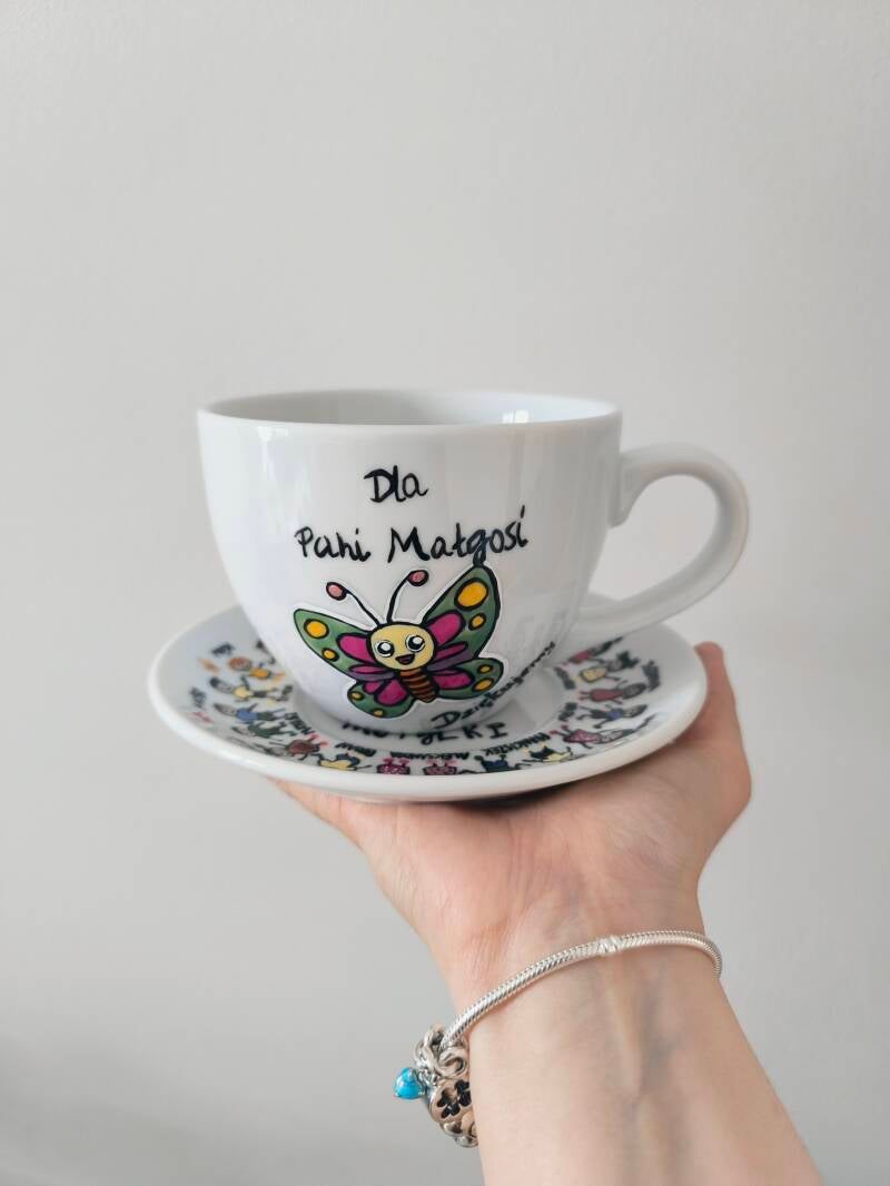 Kubek ręcznie zdobiony z napisem „Najlepsza Pani/Pan Nauczyciel”, wyjątkowy upominek.