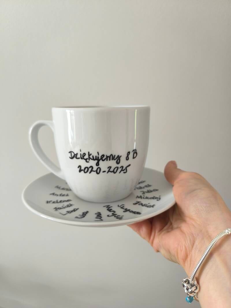 Porcelanowy kubek z motywem kwiatów i serca, elegancki prezent z podziękowaniem.