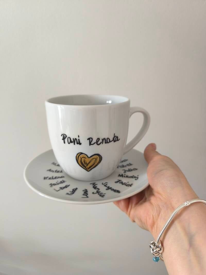 Ręcznie malowany kubek z motywem szkolnym, idealny prezent na zakończenie roku szkolnego.