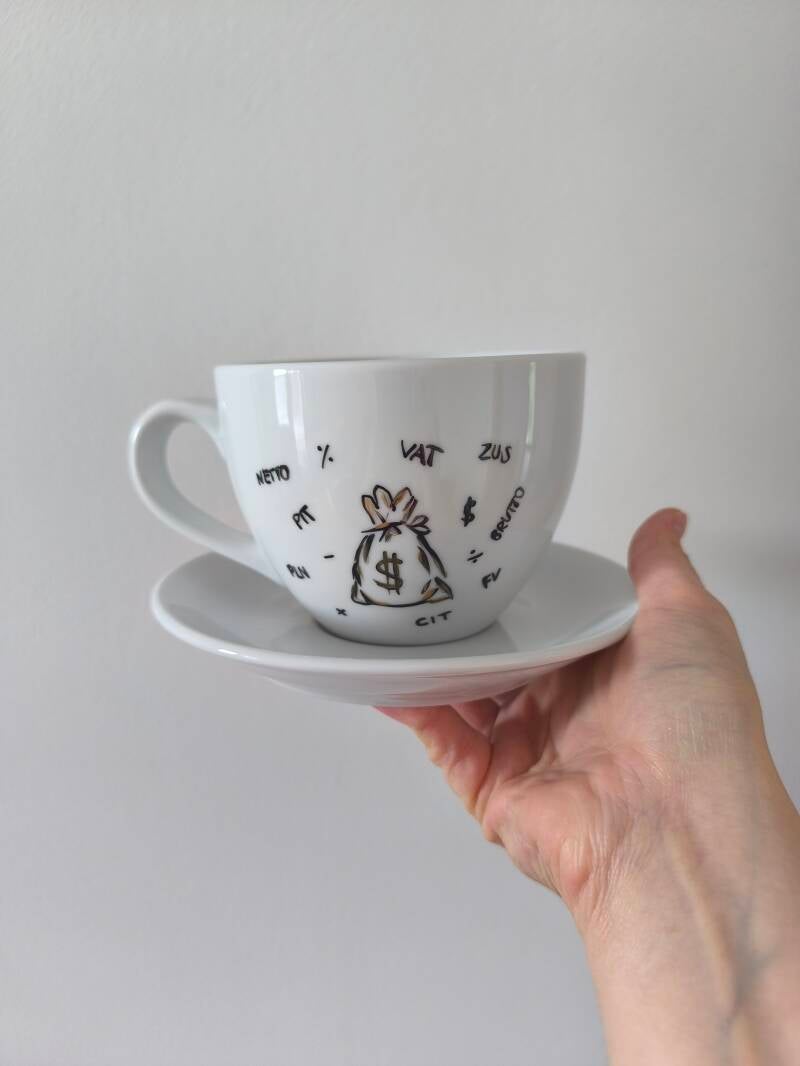 Porcelanowy kubek z ręcznie malowanymi owcami, idealny dla dzieci.