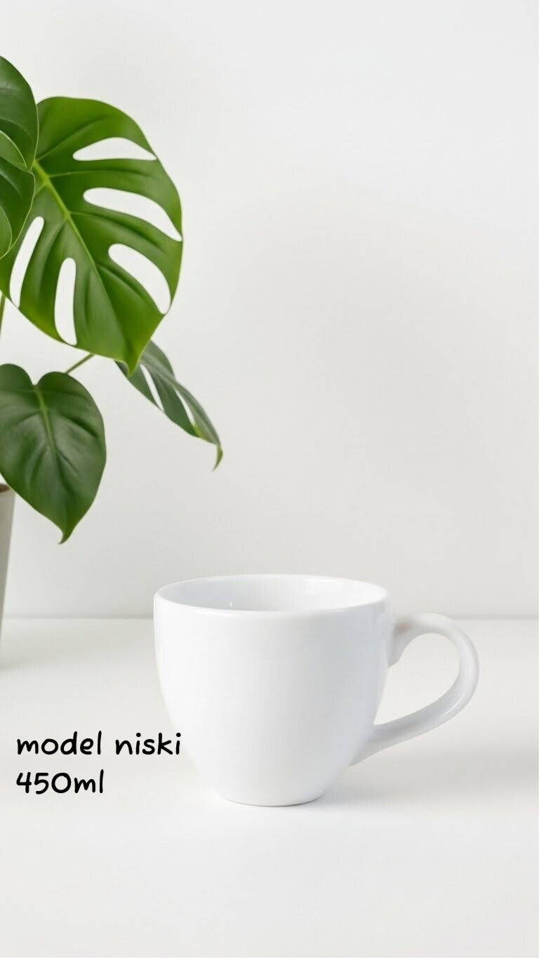 Minimalistyczny kubek porcelanowy do kawy z prostymi liniami i wygodnym uchwytem..