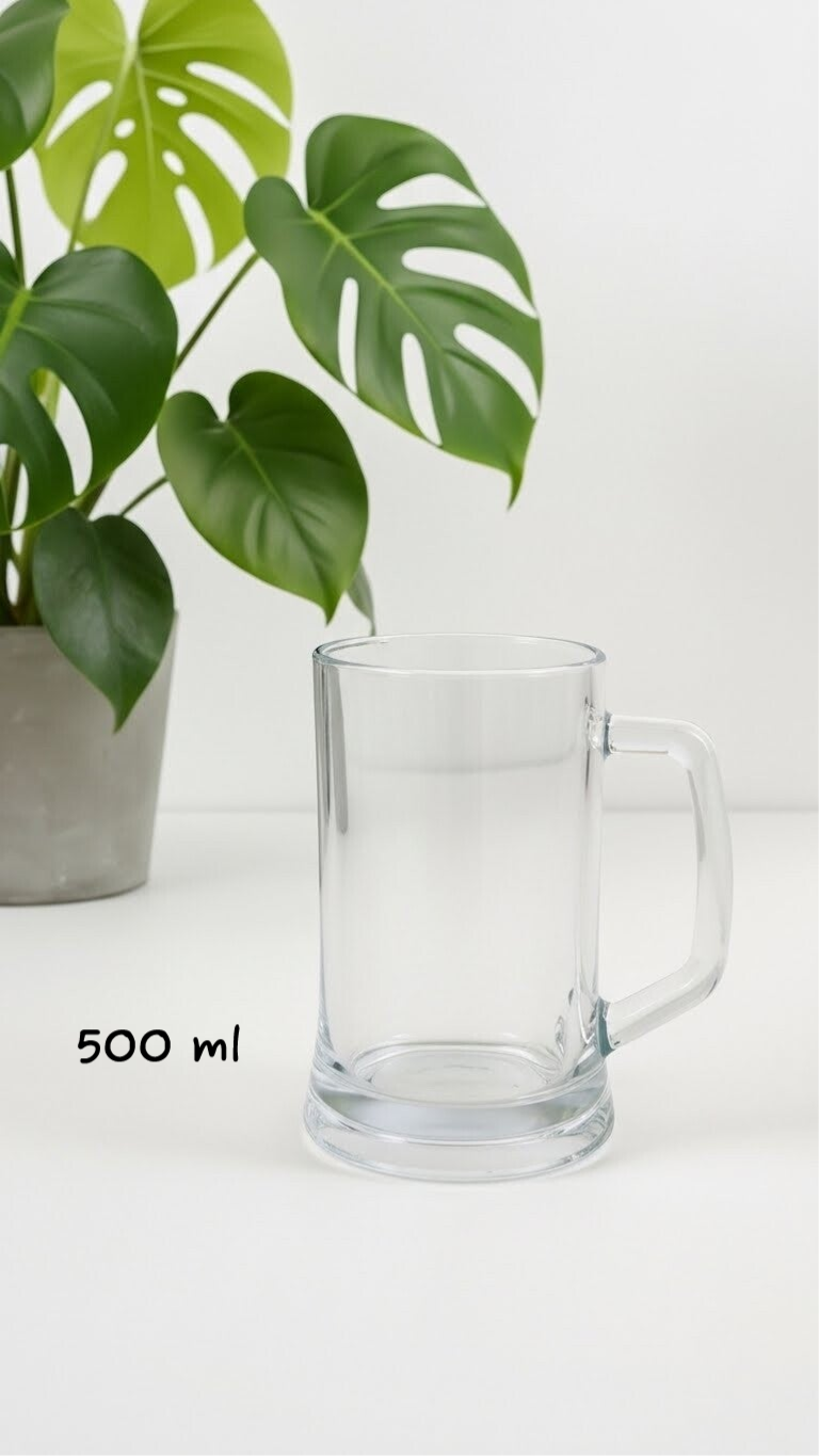 Kufel o masywnej formie z wygodnym uchwytem, przeznaczony do serwowania napojów.