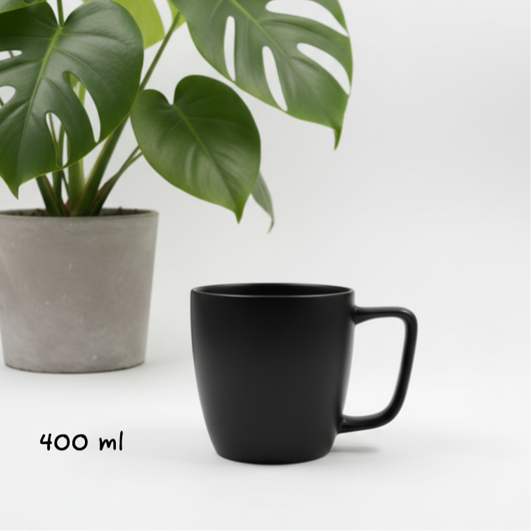 Smukły czarny kubek porcelanowy do herbaty o subtelnej formie, jeden z modeli w naszej ofercie.