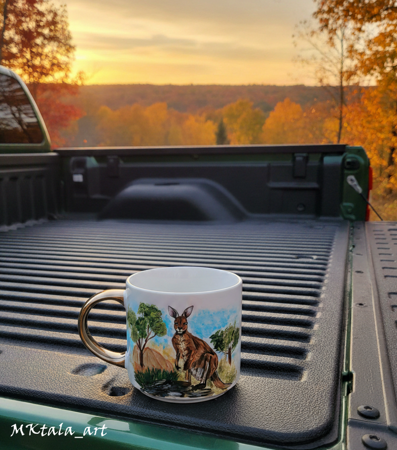 Ręcznie zdobiony kubek z motywem sowy, doskonały do herbaty lub kawy.