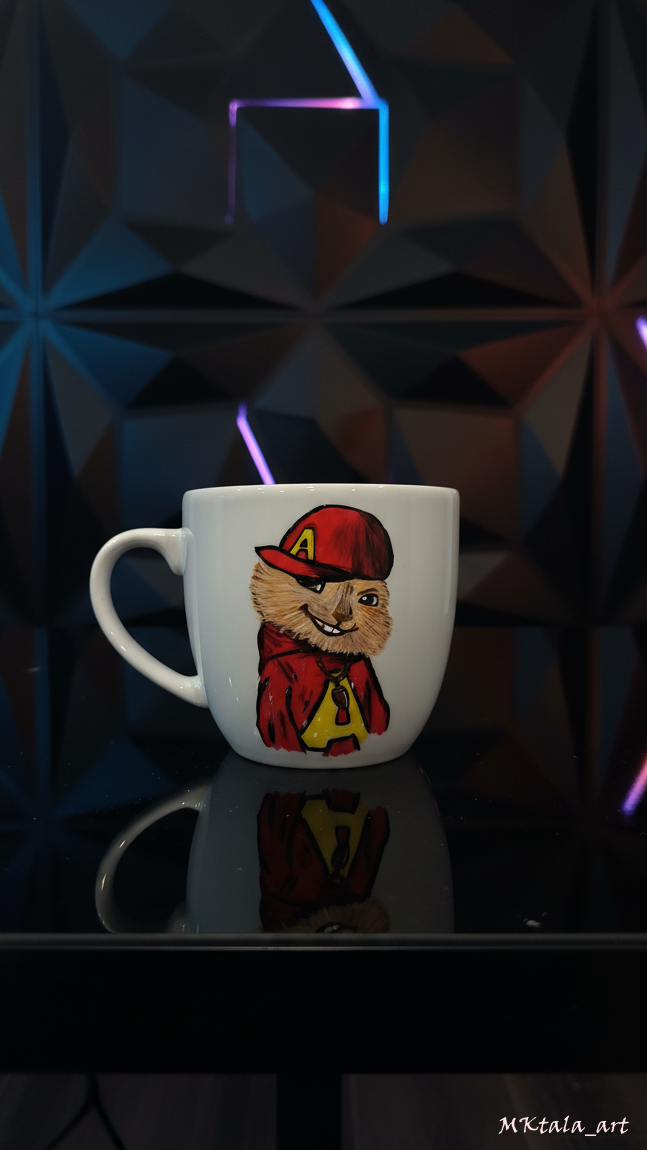 Ręcznie malowany kubek z motywem misia, idealny do relaksu przy kawie.