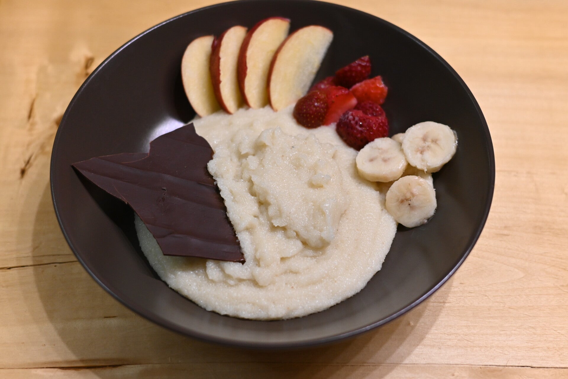 veganer Grießkoch mit Obst