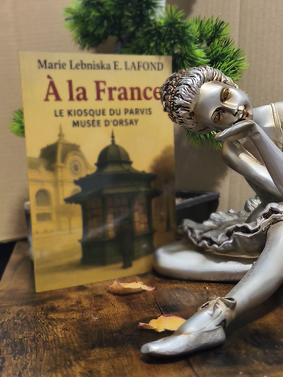 À la France le kiosque du parvis musée d'Orsay