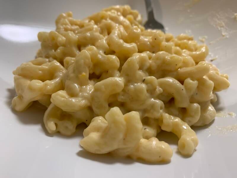 A bowl of creamy Cannabis Spicy Queso Mac n Cheese, perfect for cannabis edibles and stoner strategies enthusiasts.