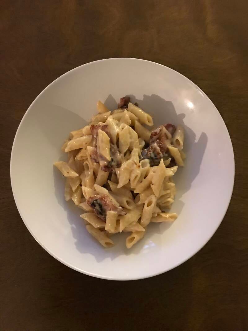 A bowl of creamy Cannabis Gouda Bacon Penne Mac n Cheese, perfect for cannabis edibles and stoner strategies enthusiasts