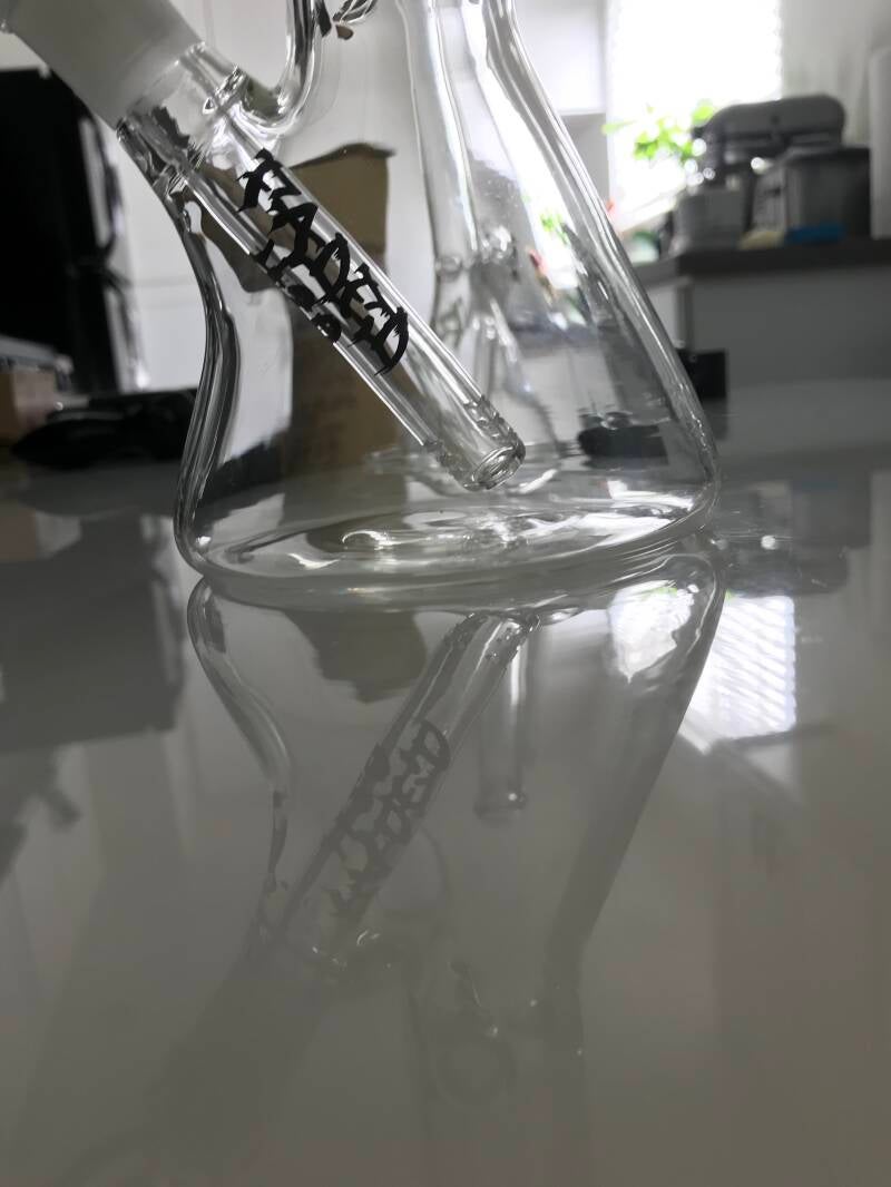 Cleaning a glass bong using the isopropyl alcohol and sea salt method to remove resin buildup