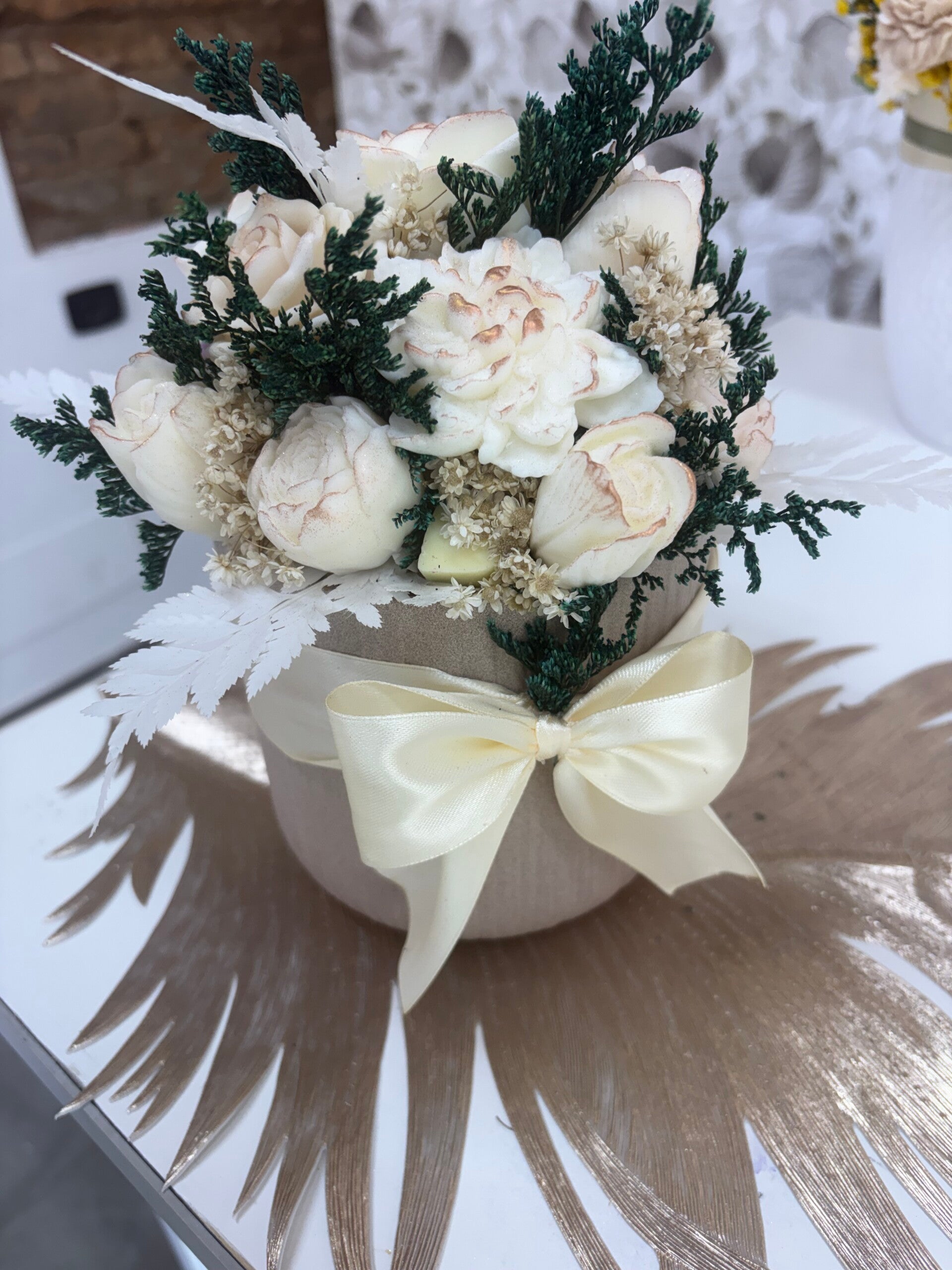 Bouquet con fiori in cera