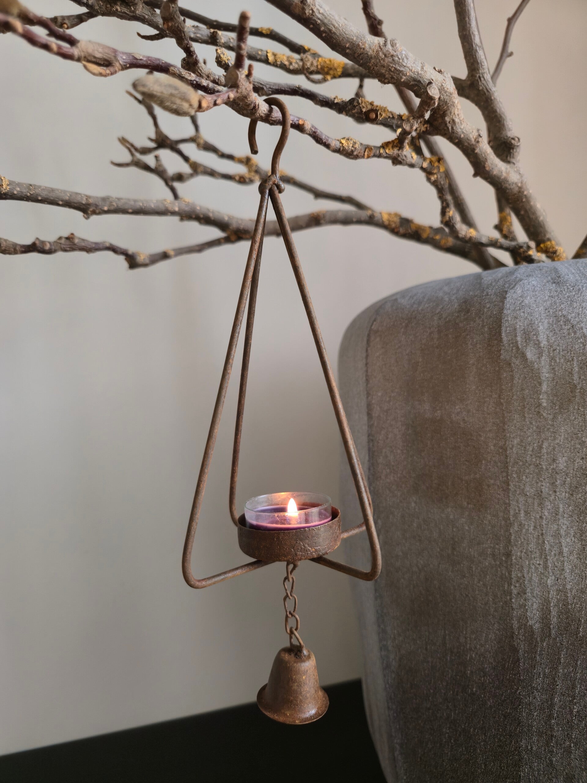 Metalen hanger waxinelichtje driehoek met belletje