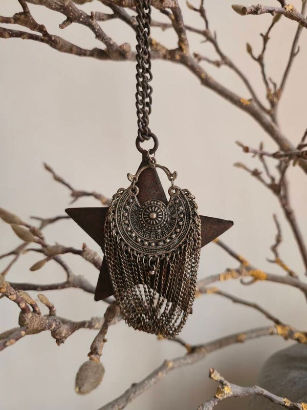 Metalen ster met sieraad