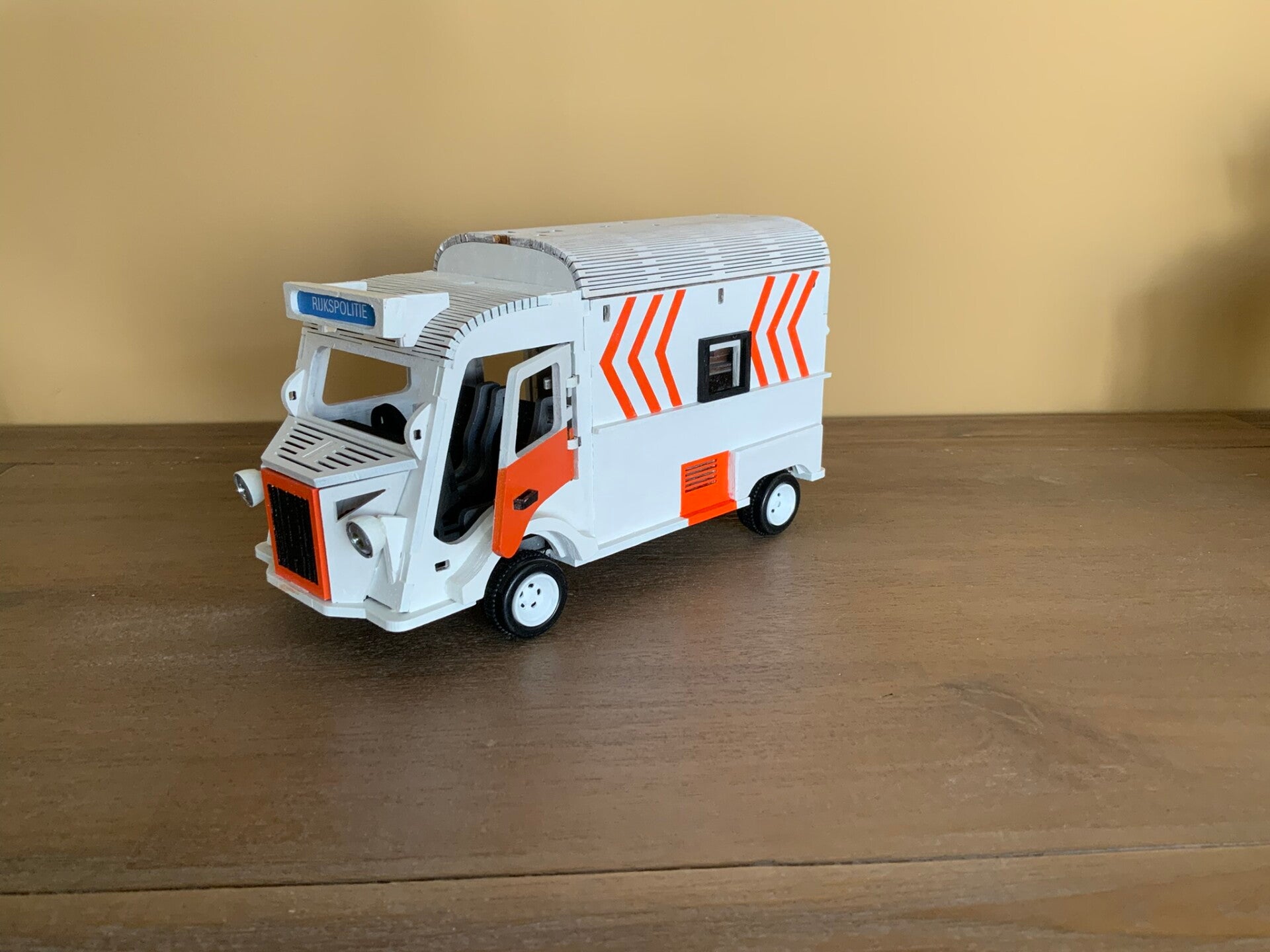 Citroën HY Rijkspolitie – zwaailichtbalk close‑up