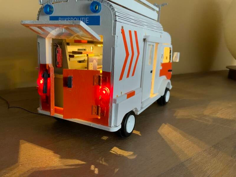 •	Gedetailleerd HY-politievoertuig met blauwe lichtbalk en interieurlicht