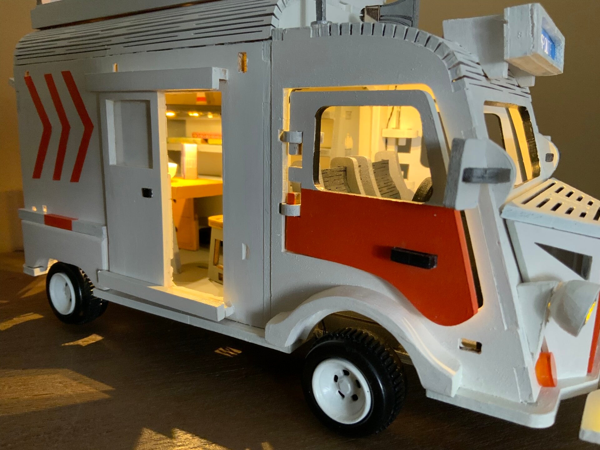 Citroën HY Rijkspolitie – striping en oranje panelen close‑up