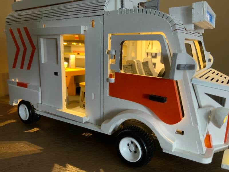 •	Miniatuur Citroën HY Rijkspolitie met verlichting en oranje striping