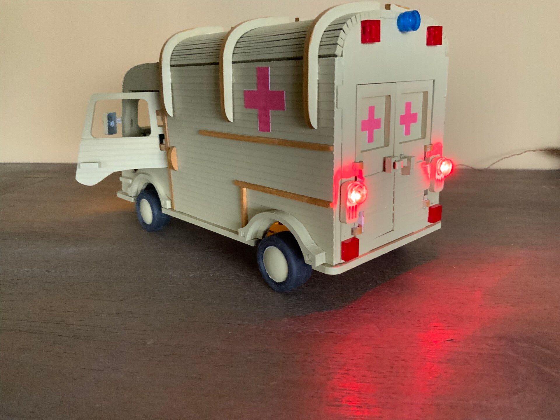 Citroën HY Ambulance – rode striping detail