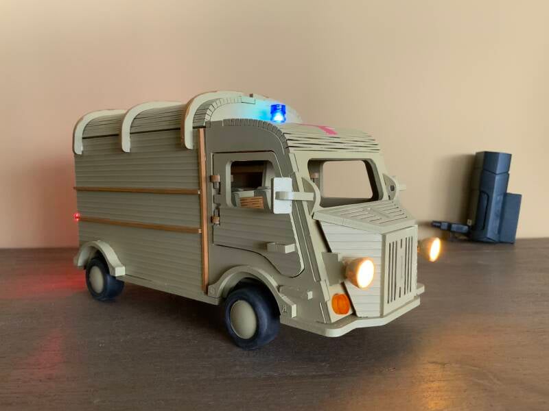 Een HY‑ambulance die urgentie en nostalgie mooi combineert in één compact model.