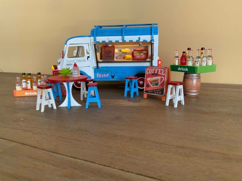 •	Gedetailleerd model van Citroën HY foodtruck in blauw-wit met rode accenten