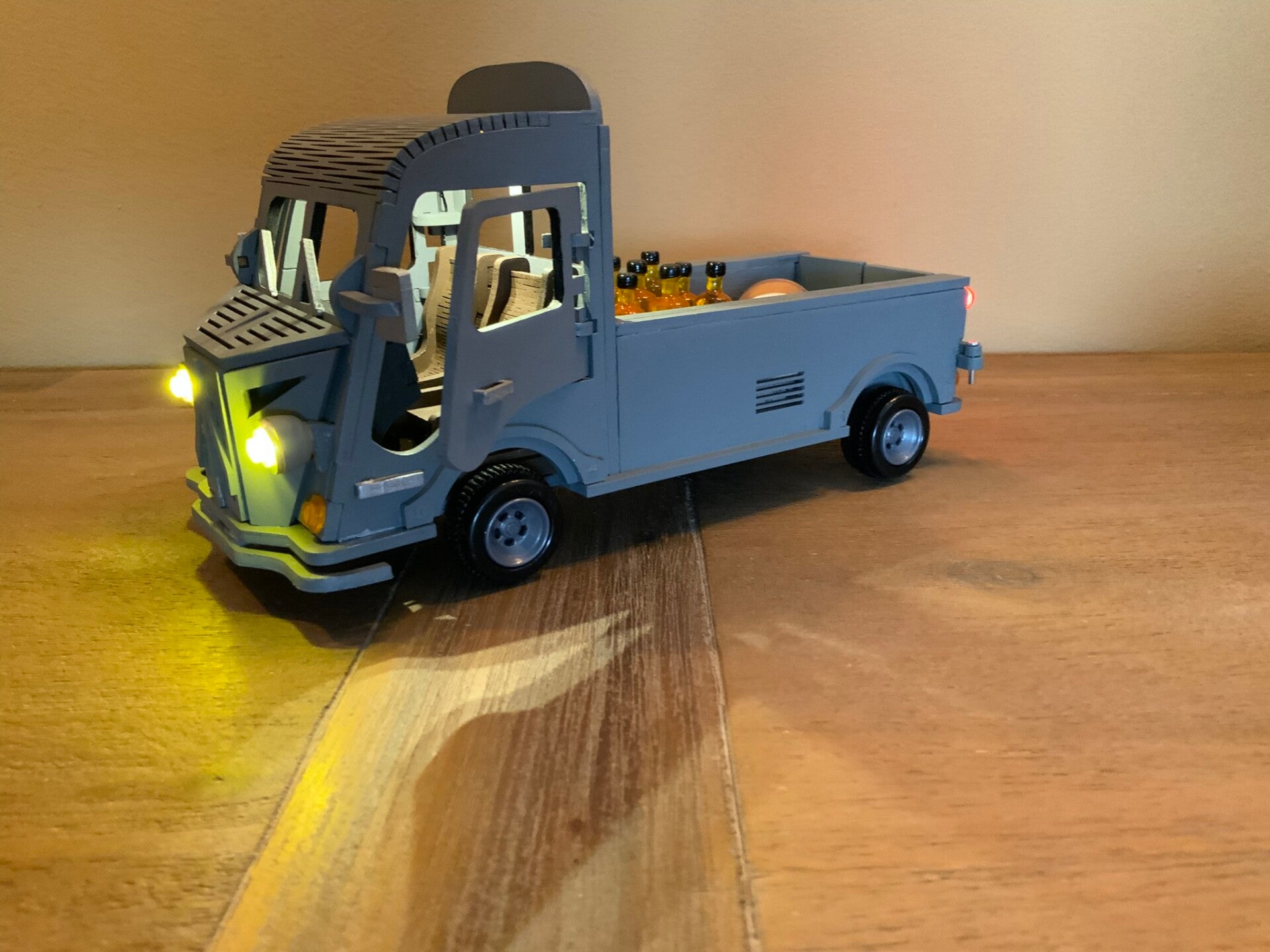 Citroën HY Maker’s Delivery Special – open luik en interieur close‑up