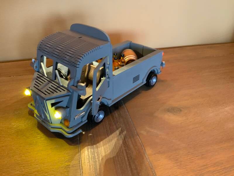 •	Gedetailleerd HY-model met verlichting en houten vat