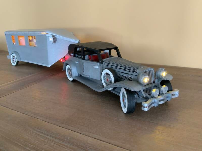 Close-up koplampen en wielkasten van futuristisch voertuig