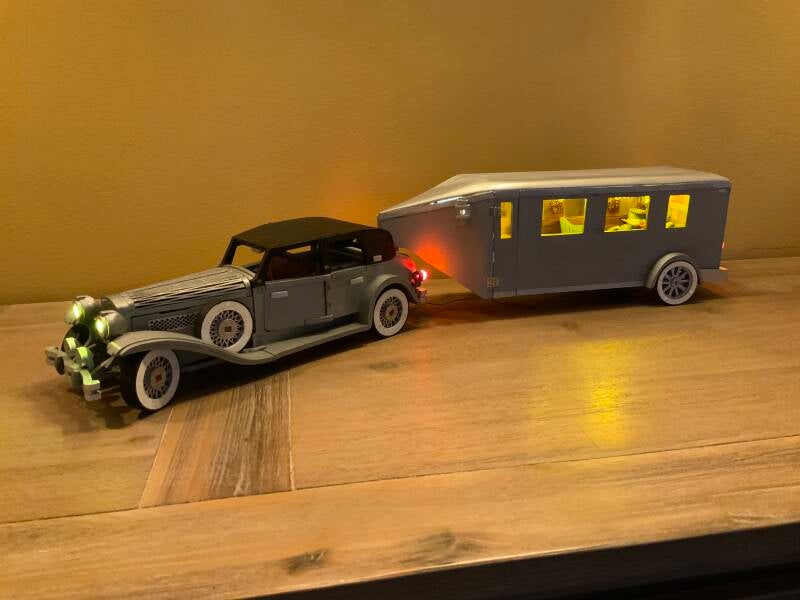 Curtiss AeroCar miniatuurcombinatie met voertuig en trailer op houten ondergrond