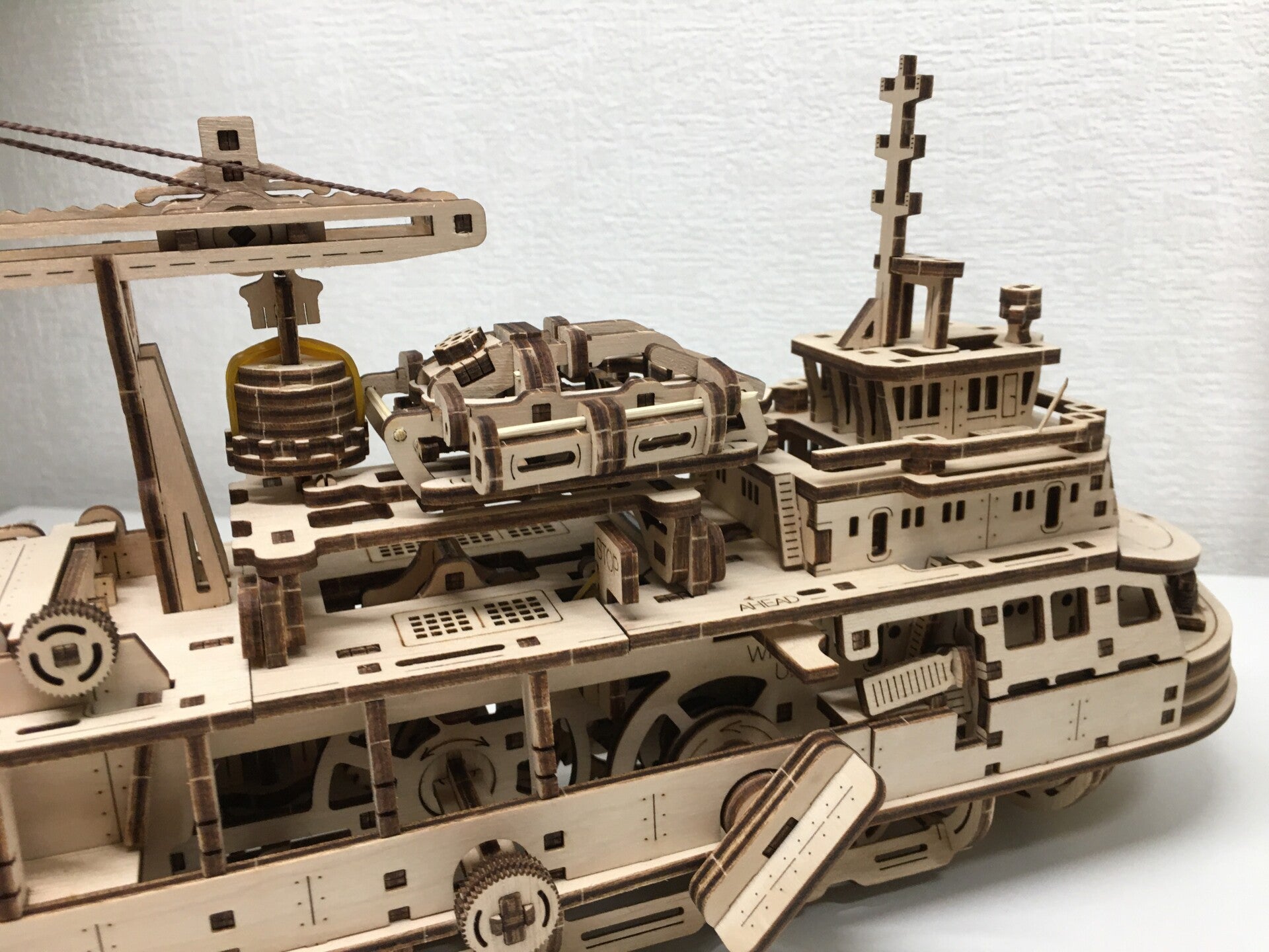 “Ugears Research Vessel houten modelbouw schip”.________________________