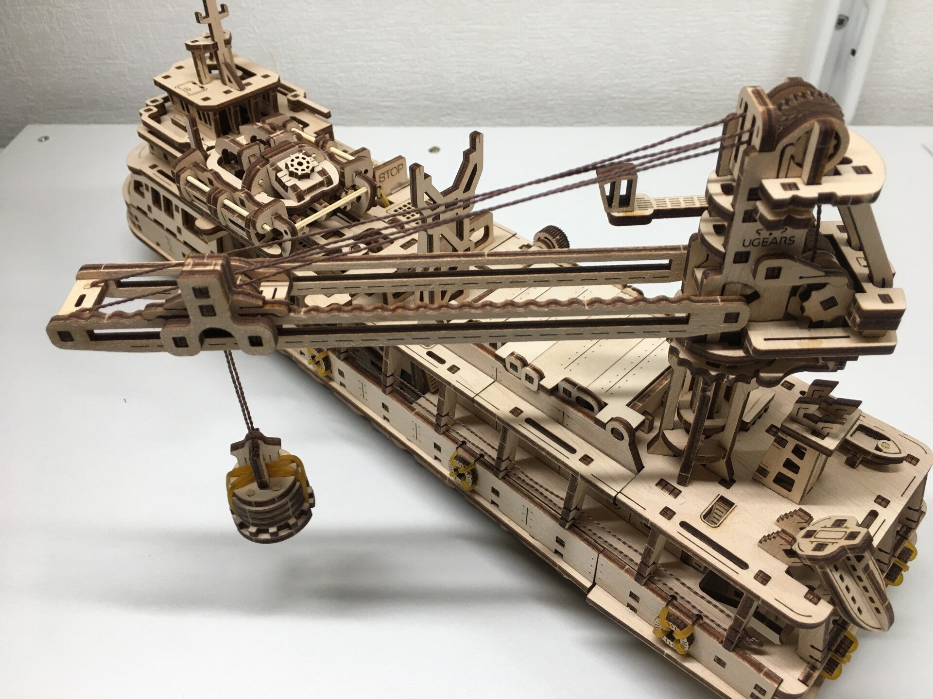 “Ugears Research Vessel houten modelbouw schip”.