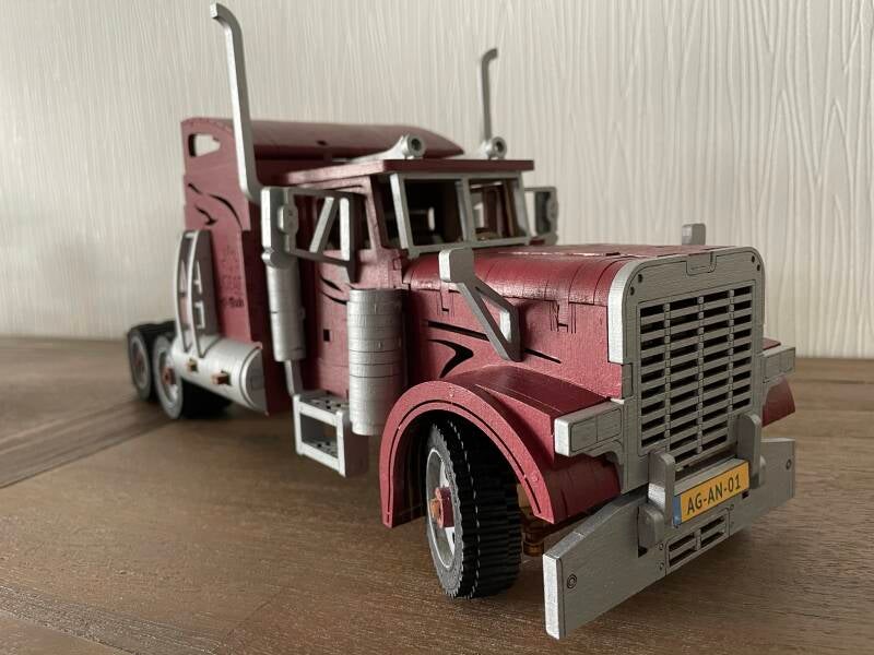 Afgewerkte trailer van Havy Boy model met rood‑grijze wielen.