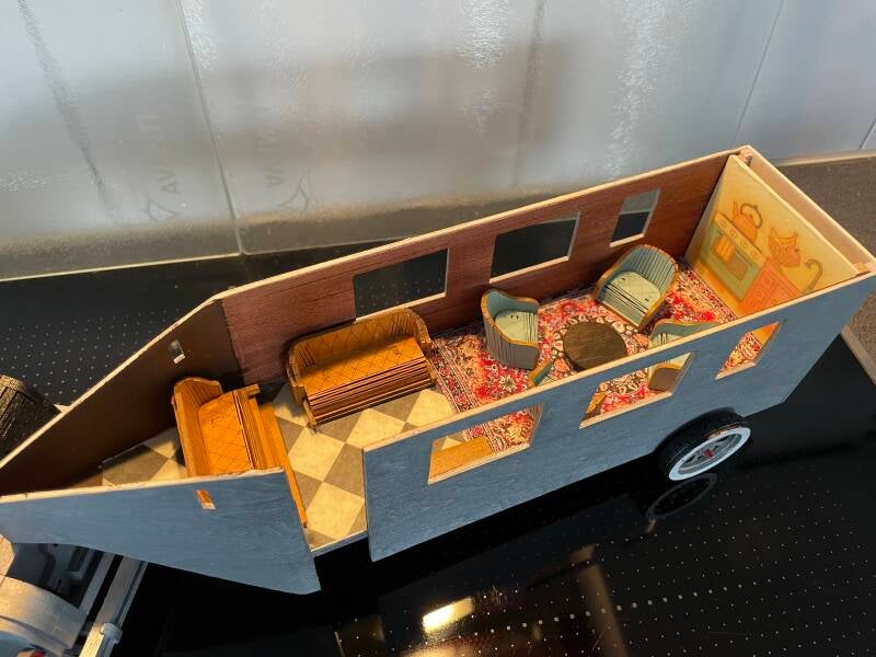 Curtiss AeroCar miniatuurcombinatie met voertuig en trailer op houten ondergrond