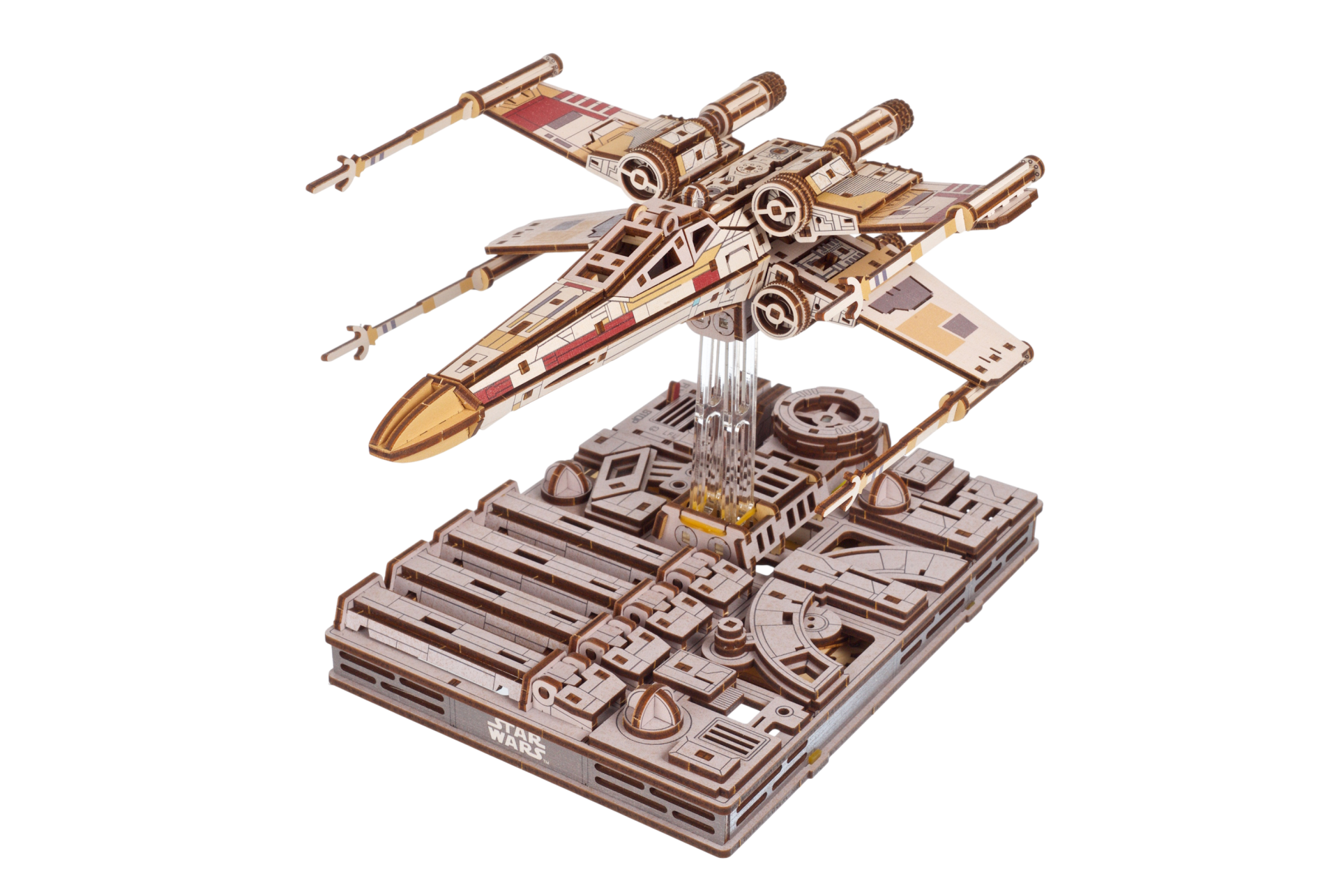 Houten model van X-Wing Starfighter uit Star Wars, gemonteerd op een sci-fi docking base met transparante steunen en Star Wars-logo.