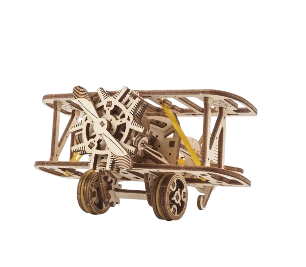 Gedetailleerd houten model van een mechanische biplane met dubbele vleugels, zichtbare tandwielen, propeller en rubberband-aandrijving, gemaakt van laser-gesneden multiplex."