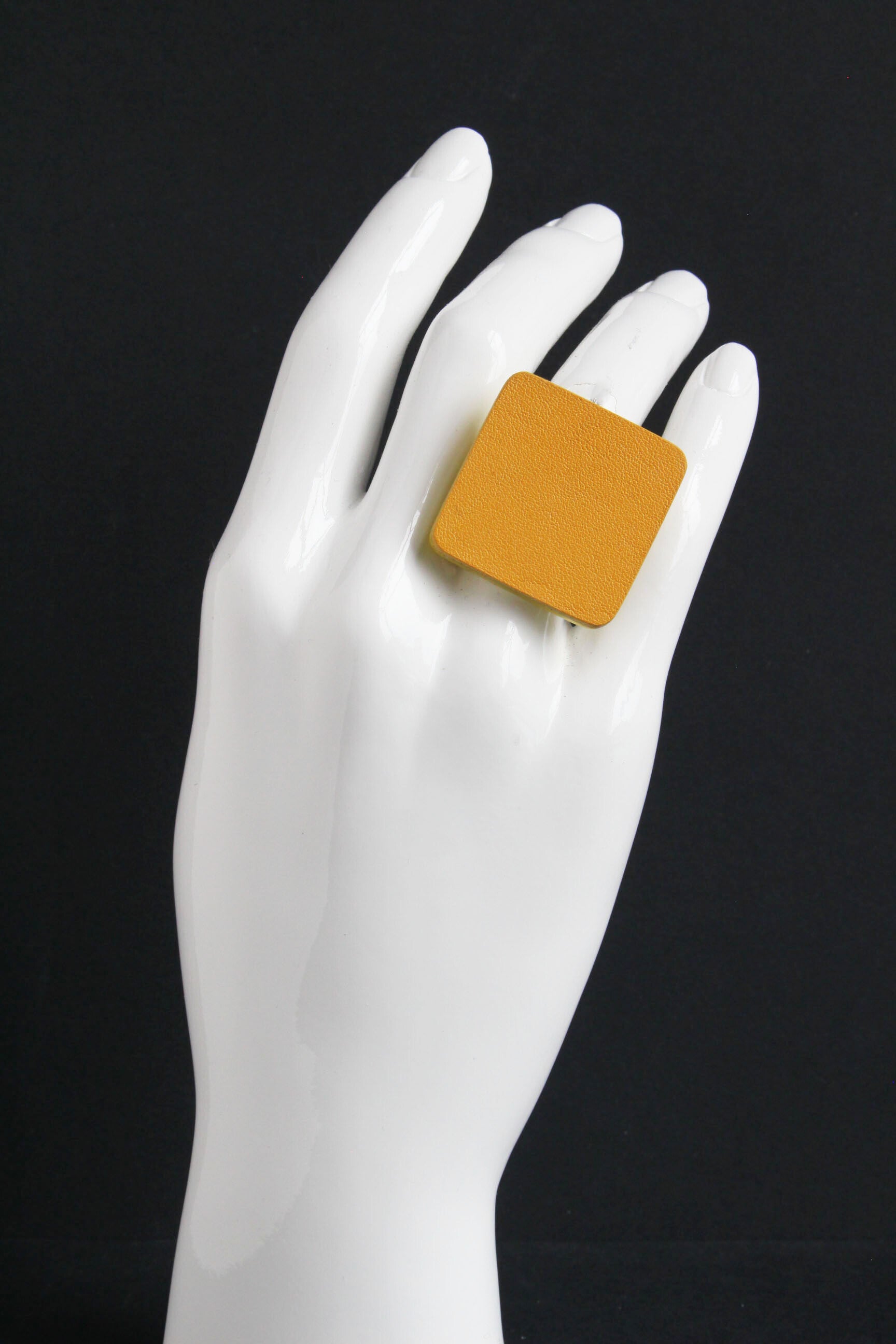 Ring leer en acrylaat geel R23-88