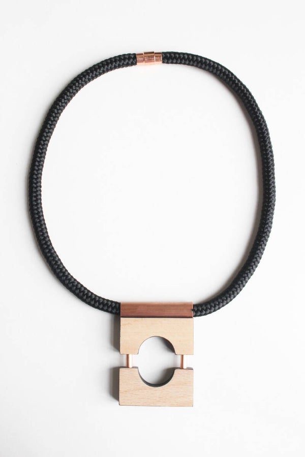 VERKOCHT Ketting hout, koper, koord K21-51